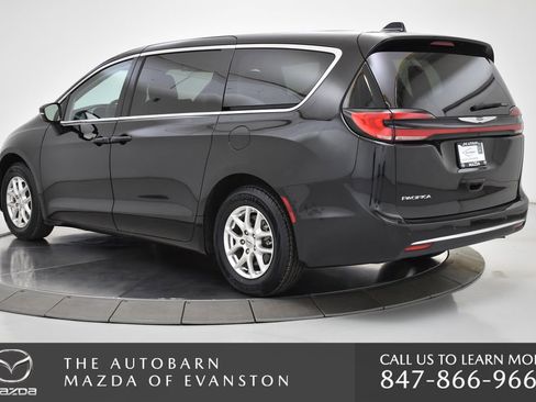 Used 2024 Chrysler Pacifica Touring-L image 16