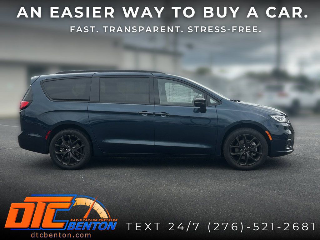 Used 2025 Chrysler Pacifica Limited AWD/4WD image 4