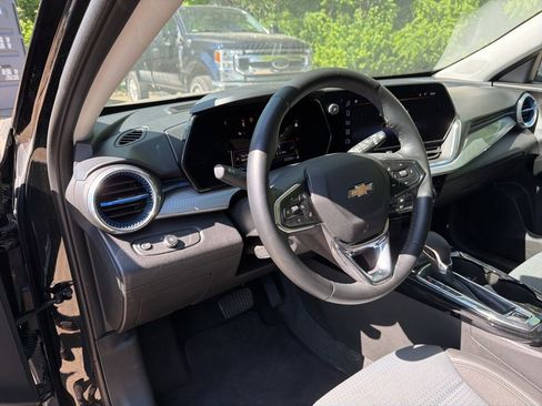 Used 2025 Chevrolet Trax LT w/ LT Convenience Package FWD image 15