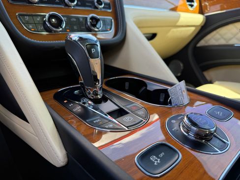 Used 2021 Bentley Bentayga image 38