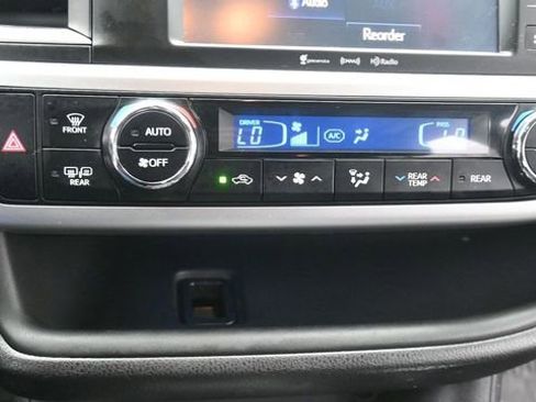 Used 2019 Toyota Highlander SE w/ Nightshade Edition AWD/4WD image 27
