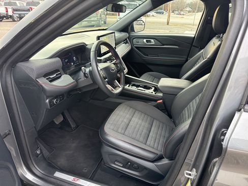 Used 2025 Ford Explorer ST-Line image 9