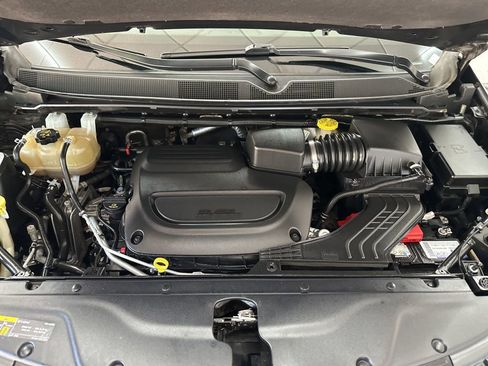 Used 2021 Chrysler Pacifica Touring-L w/ Uconnect Theater Family Group FWD image 28