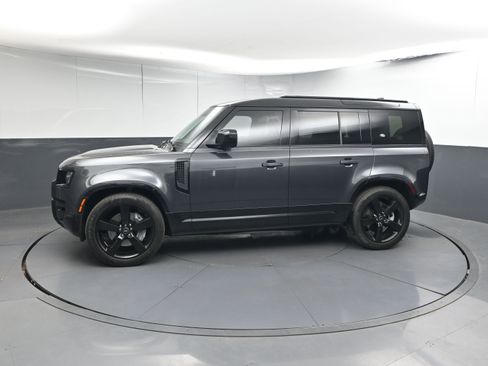 Used 2023 Land Rover Defender 110 X-Dynamic SE image 3