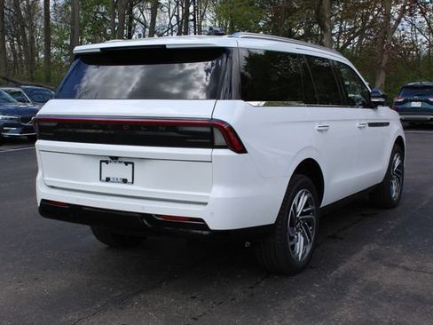 Used 2026 Lincoln Navigator Reserve AWD/4WD image 3