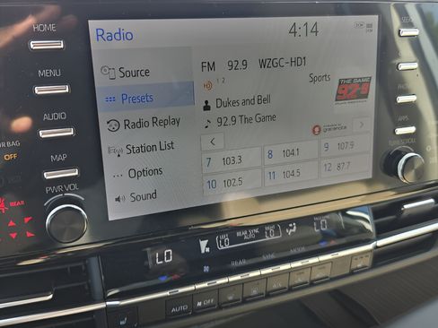 Used 2023 Toyota Sienna XLE w/ XLE Plus Package FWD image 18