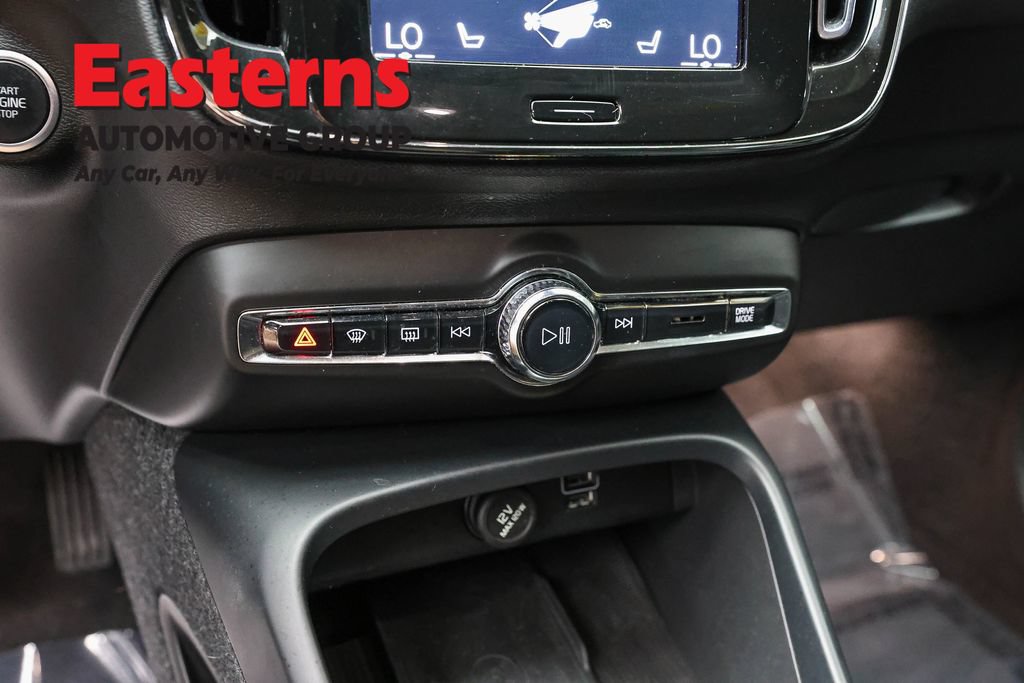 Used 2022 Volvo XC40 T5 Momentum AWD/4WD image 21