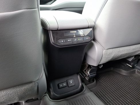 Used 2023 Toyota Highlander Limited AWD/4WD image 12