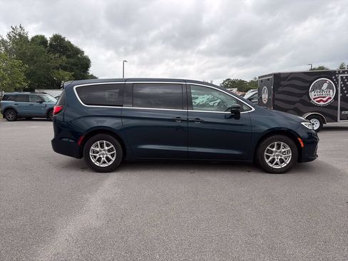 Used 2023 Chrysler Pacifica Touring-L FWD image 8
