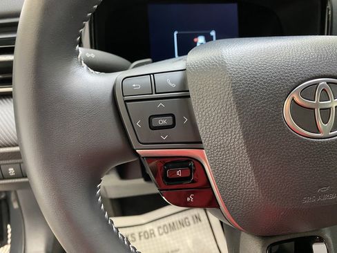 Used 2025 Toyota Camry SE image 30