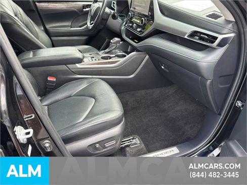 Used 2024 Toyota Highlander Limited image 16