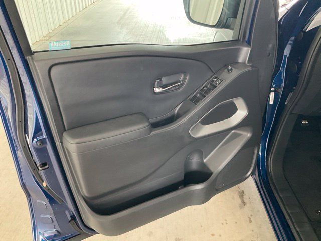 Used 2022 Nissan Frontier SV AWD/4WD image 4