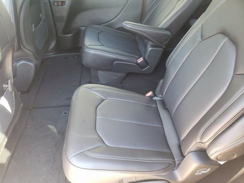 New 2026 Chrysler Pacifica Select image 11