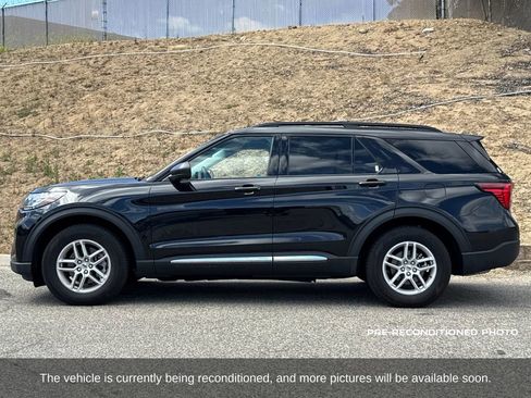 Used 2025 Ford Explorer Active w/ Active Comfort Package RWD image 3