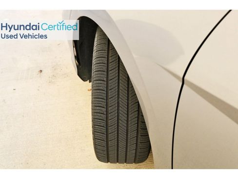 Certified 2025 Hyundai Elantra SEL image 32