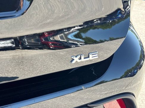 Used 2021 Toyota Highlander XLE FWD image 19