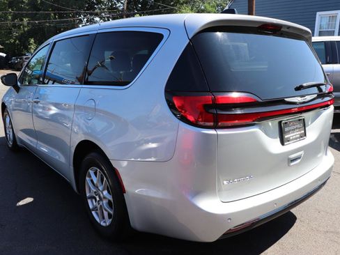 Used 2024 Chrysler Pacifica Touring-L FWD image 3