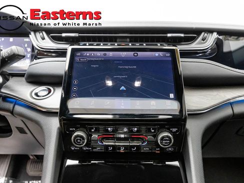 Used 2023 Jeep Grand Cherokee Overland w/ Advanced Protech Group III AWD/4WD image 12