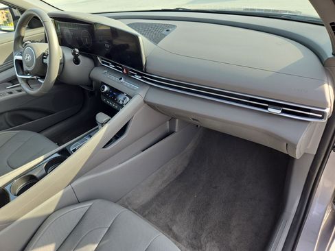 Used 2025 Hyundai Elantra SEL FWD image 34