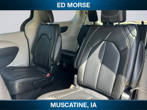 Used 2023 Chrysler Pacifica Touring-L FWD image 13