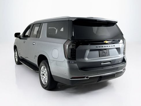 Used 2025 Chevrolet Suburban LT w/ Comfort Package RWD image 3