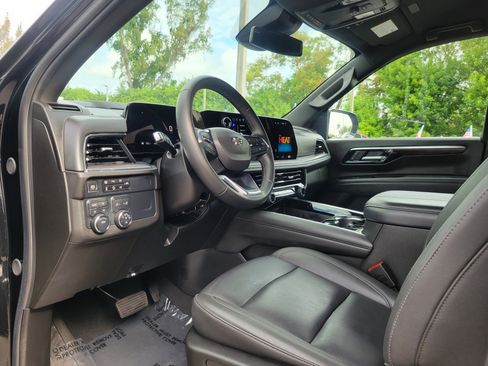Used 2025 Chevrolet Suburban Z71 AWD/4WD image 9