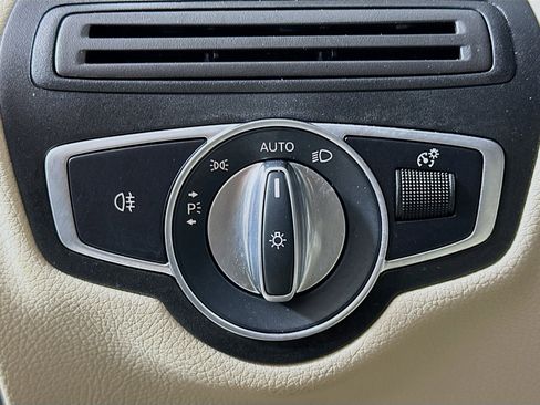 Used 2022 Mercedes-Benz GLC 300 w/ Multimedia Package Lite image 17