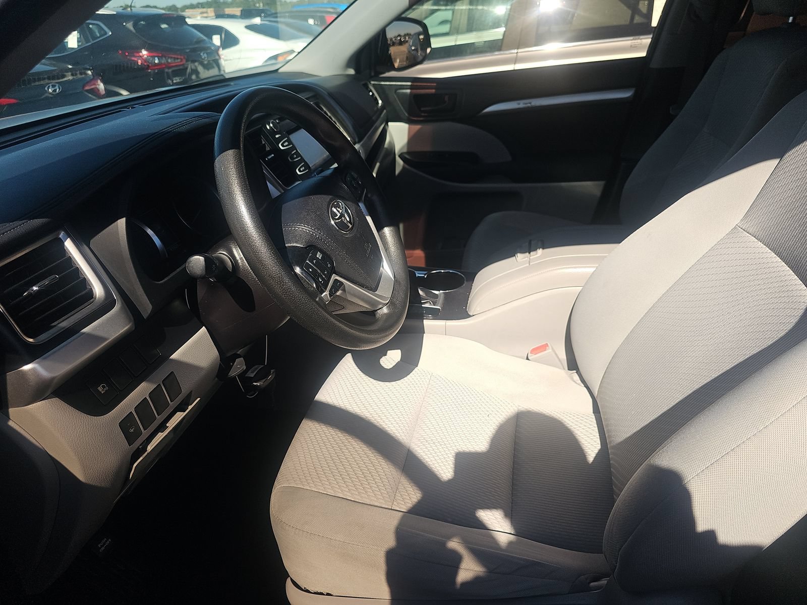 Used 2019 Toyota Highlander LE FWD image 10