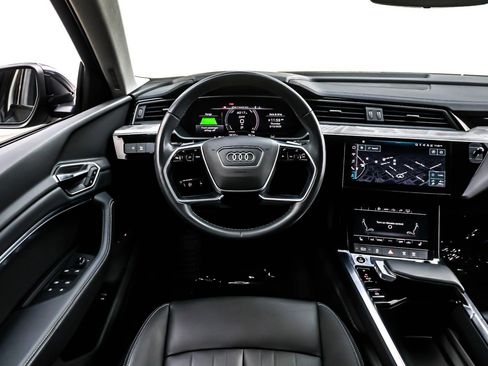 Used 2024 Audi Q8 e-tron Premium image 5