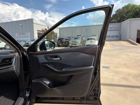 Used 2023 Nissan Rogue SV FWD image 15