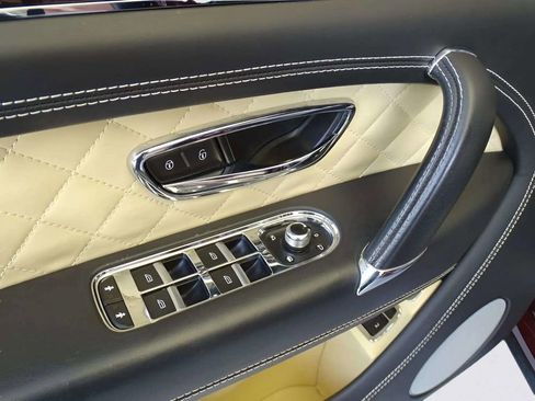 Used 2017 Bentley Bentayga image 30