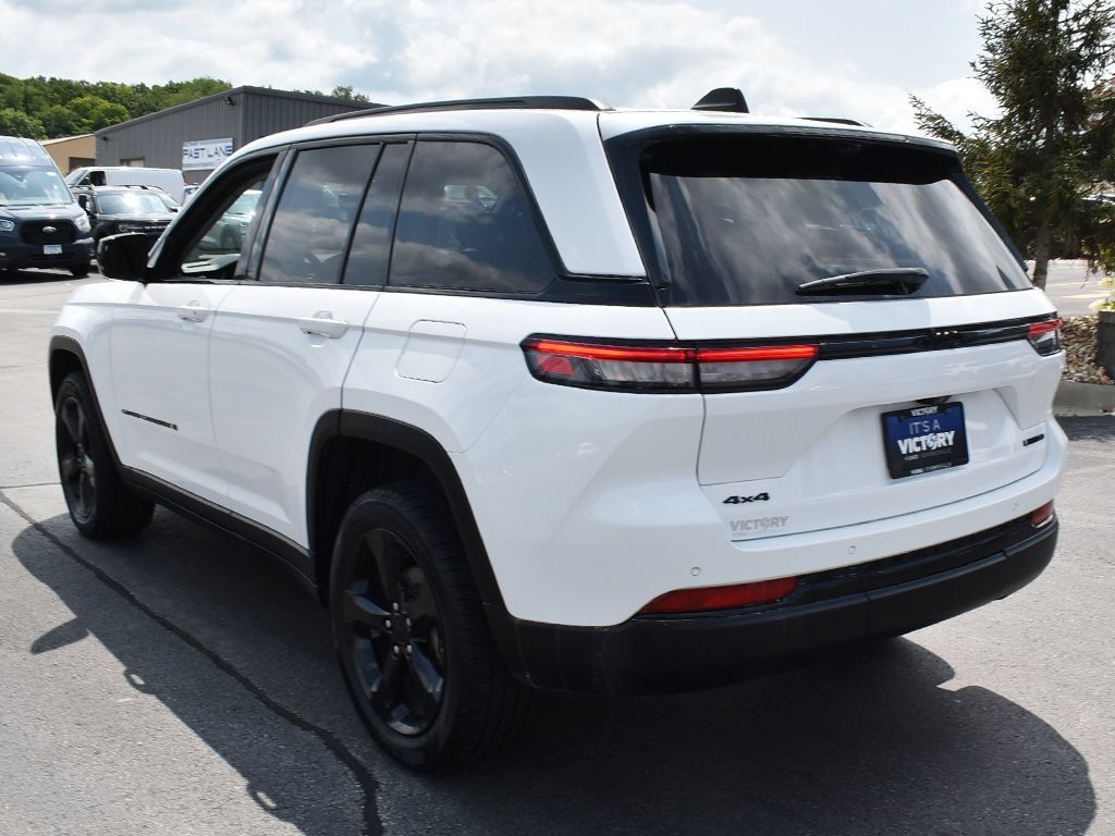 Used 2023 Jeep Grand Cherokee Limited w/ Luxury Tech Group II AWD/4WD image 3