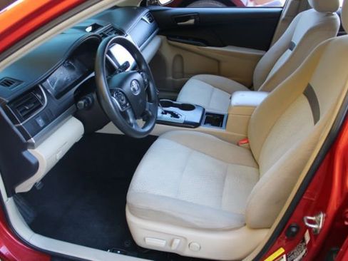 Used 2014 Toyota Camry LE image 8