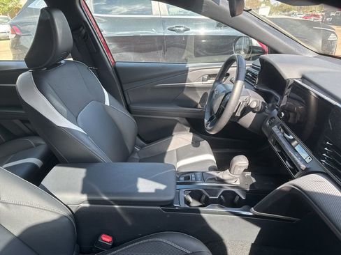 Used 2025 Toyota Camry SE image 3