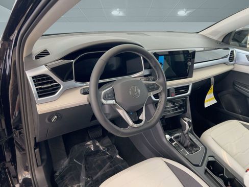 New 2026 Volkswagen Taos SE image 4