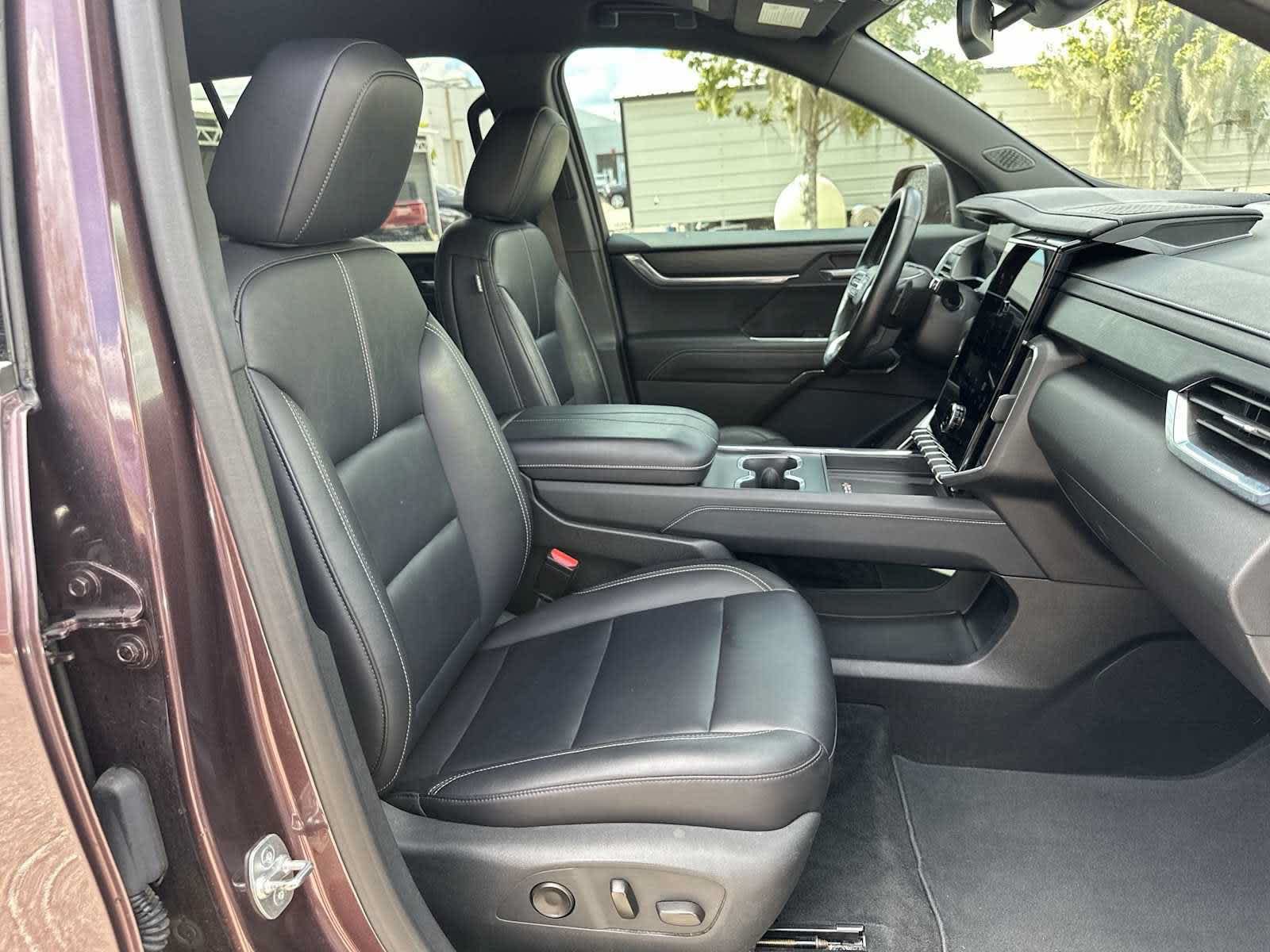 Used 2024 GMC Acadia Elevation AWD/4WD image 19