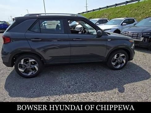 Used 2025 Hyundai Venue Limited FWD image 7