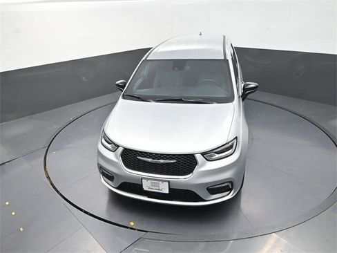 New 2026 Chrysler Pacifica Select image 10