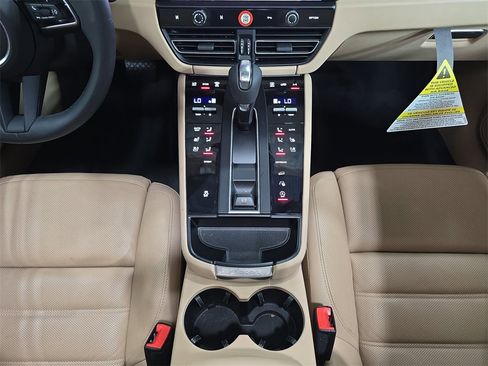 Used 2025 Porsche Macan image 20