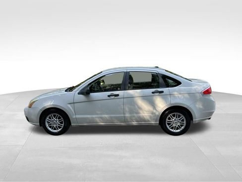 Used 2009 Ford Focus SE FWD image 2