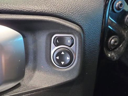 Used 2023 Jeep Wrangler Unlimited Sahara AWD/4WD image 16