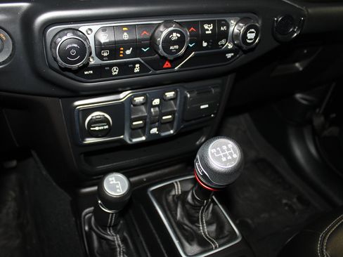 Used 2018 Jeep Wrangler Unlimited Sahara image 32