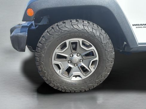 Used 2015 Jeep Wrangler Unlimited Rubicon w/ Connectivity Group AWD/4WD image 42