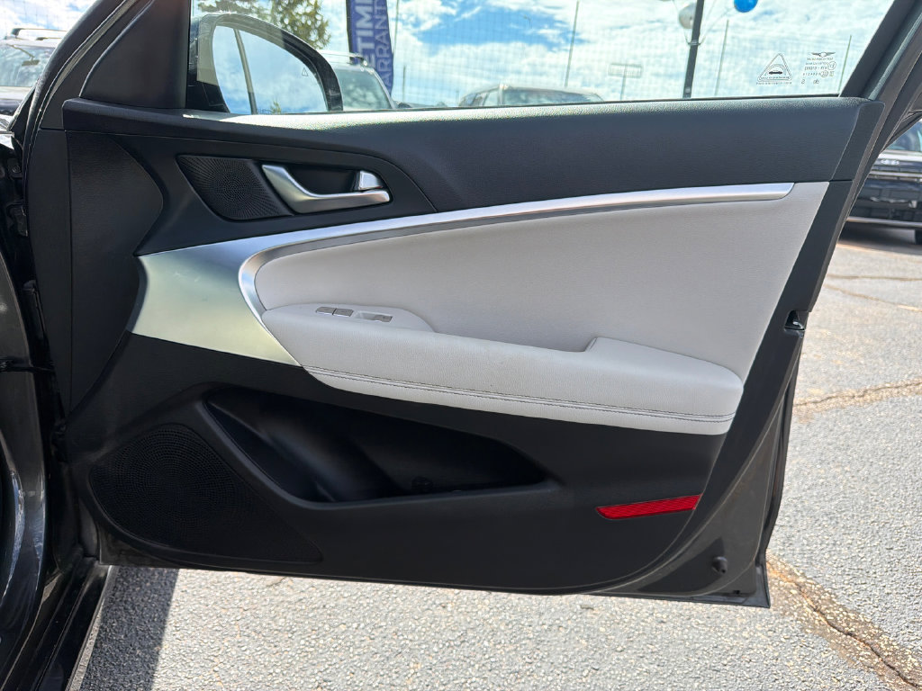 Used 2025 Genesis G70 2.5T RWD image 14