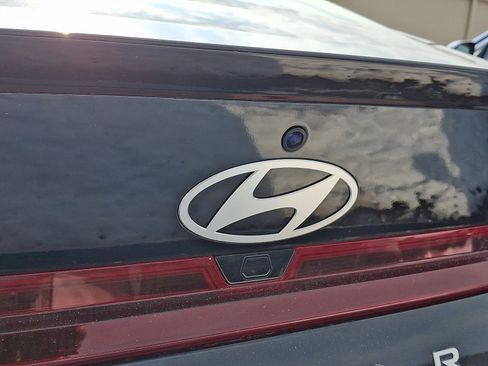 Certified 2025 Hyundai Elantra Sport image 30