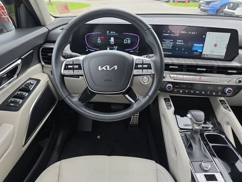 Certified 2024 Kia Telluride EX w/ EX Captain's Chair Package FWD image 9