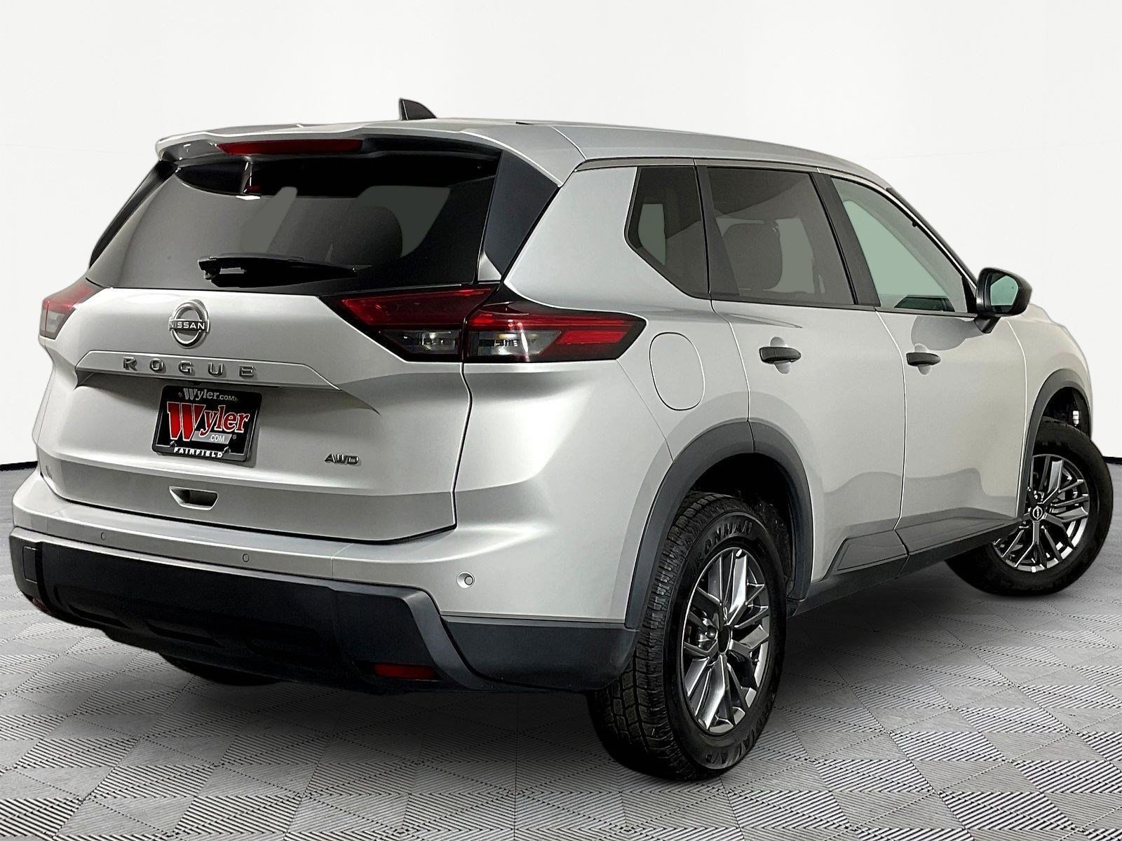 Used 2024 Nissan Rogue S AWD/4WD image 6