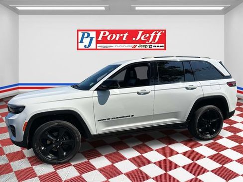 Used 2023 Jeep Grand Cherokee Altitude AWD/4WD image 6