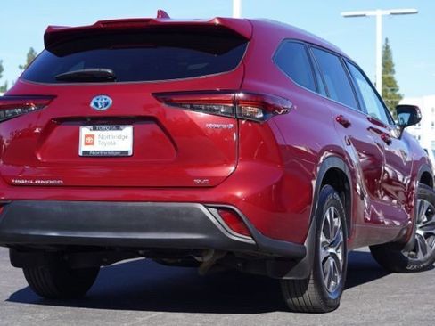 Used 2022 Toyota Highlander XLE image 6