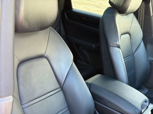 Used 2021 Porsche Cayenne Coupe image 12